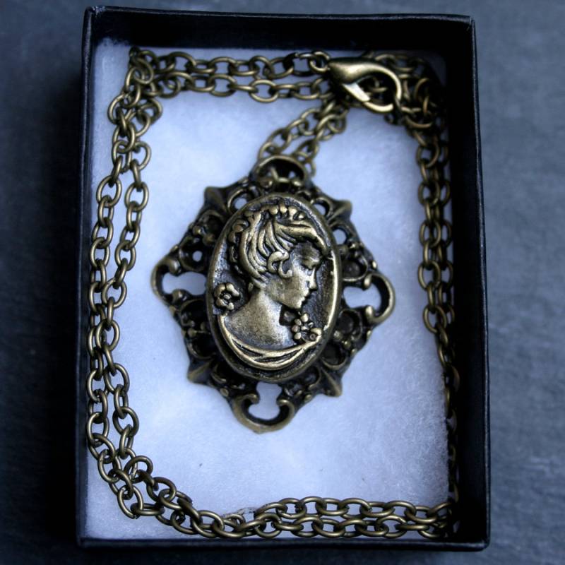 Handgefertigte "Victoria' Anhänger. Steampunk. Bronze Ton Jahrgang/Kamee Stil Dame An Einer Kette - Mit Oder Ohne Box von StarlightAndShadows