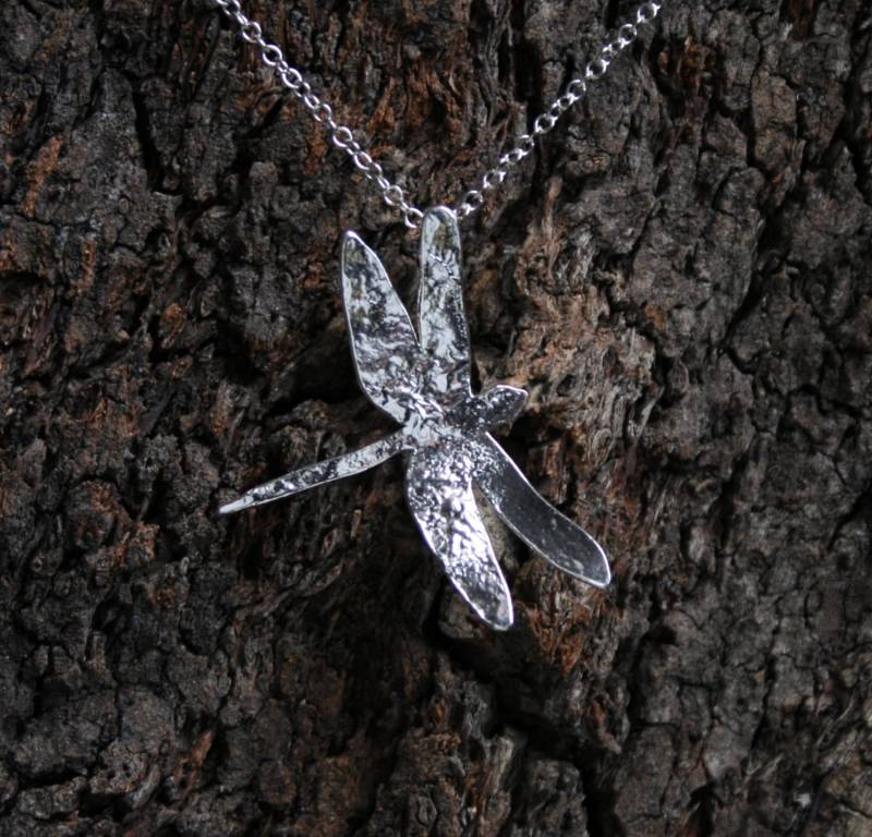 Handgefertigter "Silber Libelle' Anhänger. Einzelstück, Traditionell Handgemachter Schmetterlingsanhänger Aus Retikuliertem Sterling Silber von StarlightAndShadows