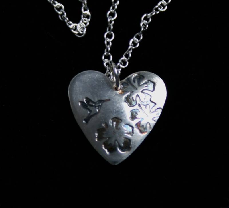 Handgemachte " Amore ~ Hummingbird' Anhänger. Traditionell Hergestellt, Gestempelt Hand Sterling Silber Herz Anhänger Mit Einem Kolibri & Hibiskus von StarlightAndShadows