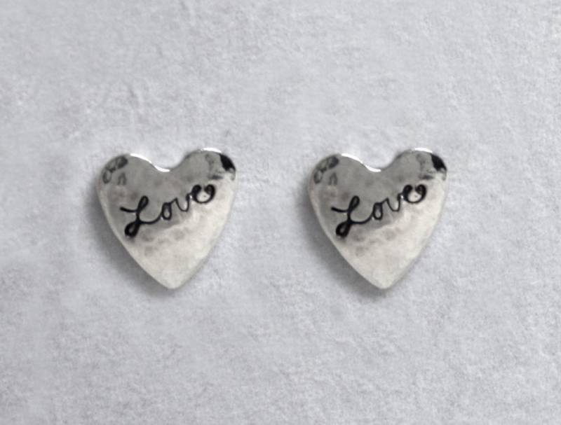 Handgemachte "Amore - Liebe"Ohrringe. Traditionell Handgefertigte, Sterling Silber Herz Ohrstecker. Kleine Herzen. Liebe Herz von StarlightAndShadows