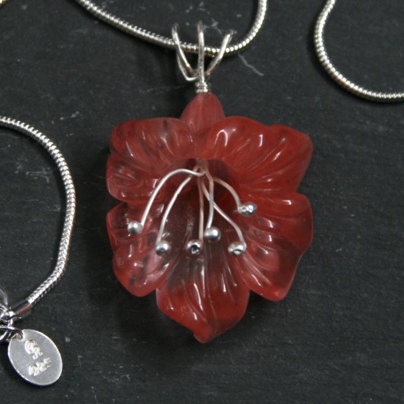 Handgemachte Geschnitzte Vulkan Cherry Quarz Und 925 Sterling Silber Blume Anhänger, Legen Sie Auf Eine Schlangekette Silber Handgemachte Geschnitzte Vulkan Cherry Quarz Und 925 Sterling Silber Blume Anhänger, Legen Sie Auf Eine Schlangekette Silber von StarlightAndShadows