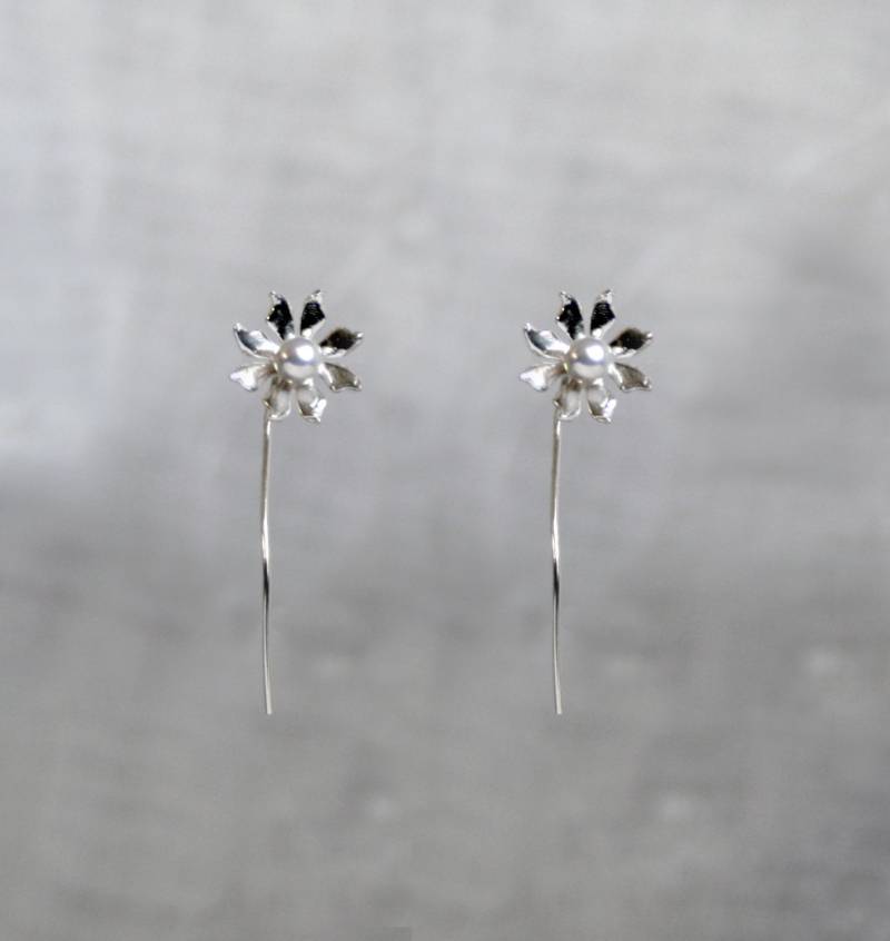 Handgemachte "Ma Petite Fleur' Ohrringe. Traditionell Handgefertigte Sterling Silber Blume Ohrringe Mit Grau Perlen, Ohrstecker Stil Stiel von StarlightAndShadows