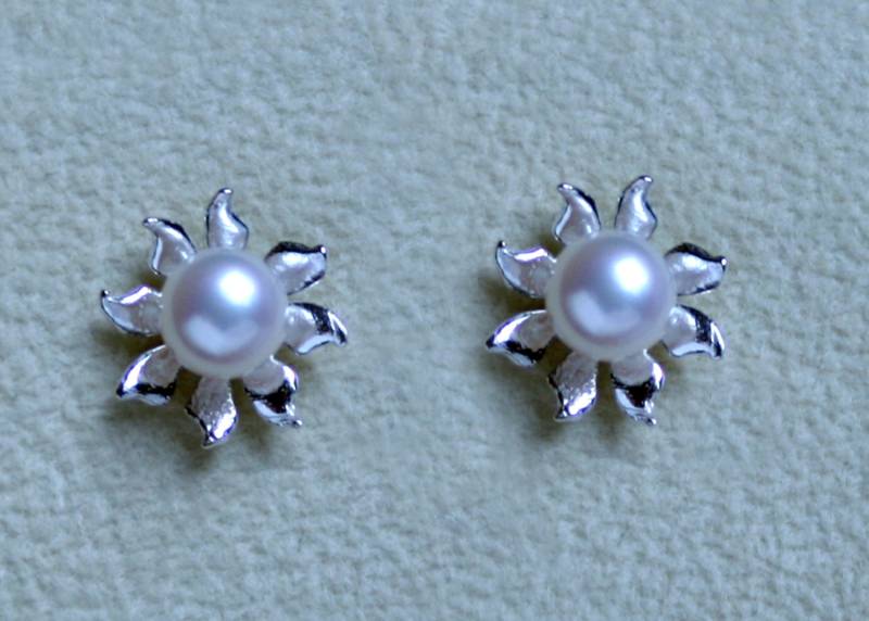 Handgemachte "Ma Petite Fleur' Ohrringe. Traditionell Handgefertigte Sterling Silber Blume Ohrstecker Mit Bridal Weiß Perlen Für Durchbohrten Ohren Handgemachte "Ma Petite Fleur' Ohrringe. Traditionell Handgefertigte Sterling Silber Blume Ohrstecker Mit Bridal Weiß Perlen Für Durchbohrten Ohren von StarlightAndShadows