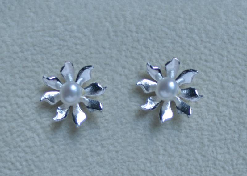 Handgemachte "Ma Petite Fleur' Ohrringe. Traditionell Hergestellt Hand 925Er Silber Blume Ohrstecker Mit Bridal Weissen Perlen Für Durchbohrten Ohren von StarlightAndShadows