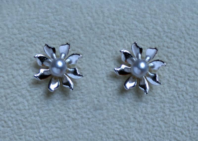 Handgemachte "Ma Petite Fleur' Ohrringe. Traditionell Hergestellt Hand 925Er Silber Blume Ohrstecker Mit Grau Perlen Für Durchbohrten Ohren von StarlightAndShadows