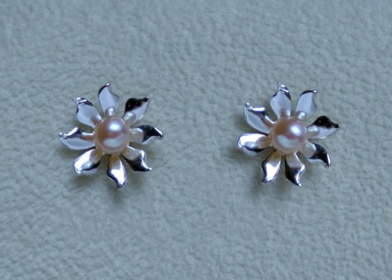 Handgemachte "Ma Petite Fleur' Ohrringe. Traditionell Hergestellt Hand 925Er Silber Blume Ohrstecker Mit Pfirsich Perlen Für Durchbohrten Ohren Handgemachte "Ma Petite Fleur' Ohrringe. Traditionell Hergestellt Hand 925Er Silber Blume Ohrstecker Mit Pfirsich Perlen Für Durchbohrten Ohren von StarlightAndShadows
