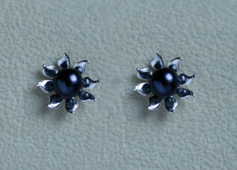 Handgemachte "Ma Petite Fleur' Ohrringe. Traditionell Hergestellt Hand 925Er Silber Blume Ohrstecker Mit Tahitiperlen, Gepiercte Ohren von StarlightAndShadows