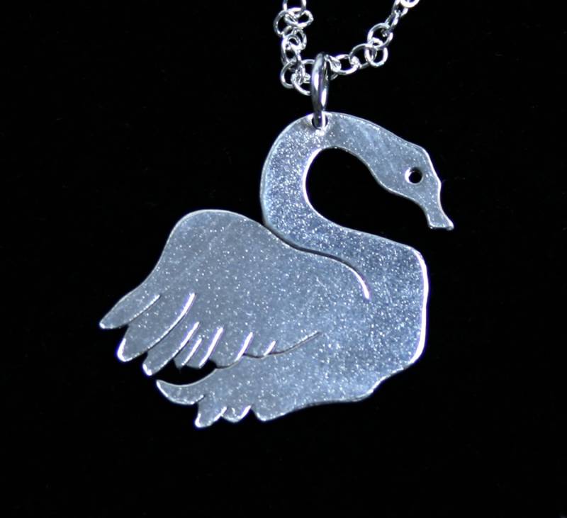 Handgemachte "Silver Swan" Anhänger. Traditionell Hergestellt Hand Sterling Silver Swan Anhänger Mit Matt Schimmernde Oberfläche Für von StarlightAndShadows