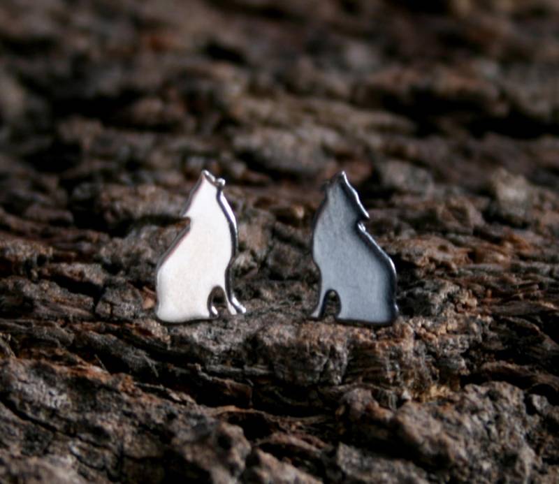 Heulender Wolf. Sterling Silber Ohrstecker. "Forest Freunde' Kollektion. Exklusives Design. Kleine Wölfe. Eco-Friendly. Natur Oder Schwarz von StarlightAndShadows