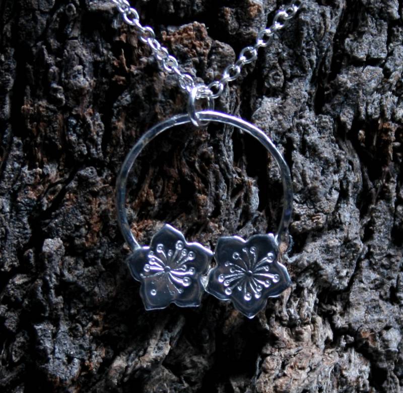 Hibiskus Blüte Anhänger. Eco Freundliche Sterlingsilber "Forest Friends" Kollektion. Exklusives Design. Floral-Anhänger. Zwei Kleine Blumen von StarlightAndShadows