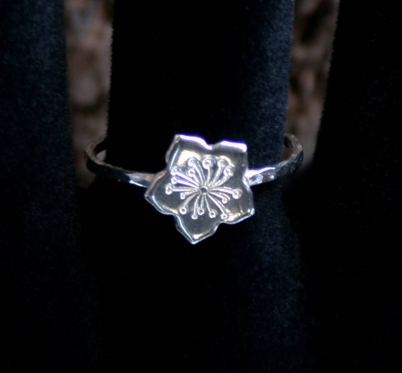 Hibiskus Blüte ~ Sterlingsilber-Anweisung/Stapeln Ring "Forest Friends"-Reihe. Exklusives Design. Öko-Silber. Kleine Blume Hibiskus Blüte ~ Sterlingsilber-Anweisung/Stapeln Ring "Forest Friends"-Reihe. Exklusives Design. Öko-Silber. Kleine Blume von StarlightAndShadows