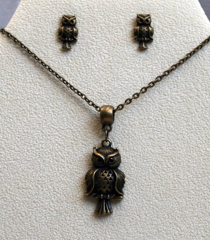 Kauz ~ Anhänger Und Ohrring-Set. Bronze-Ton Winzig, Kleine Eule Ohrstecker Passenden Eulenanhänger, Mit Oder Ohne Geschenk-Boxen Zur Verfügung von StarlightAndShadows