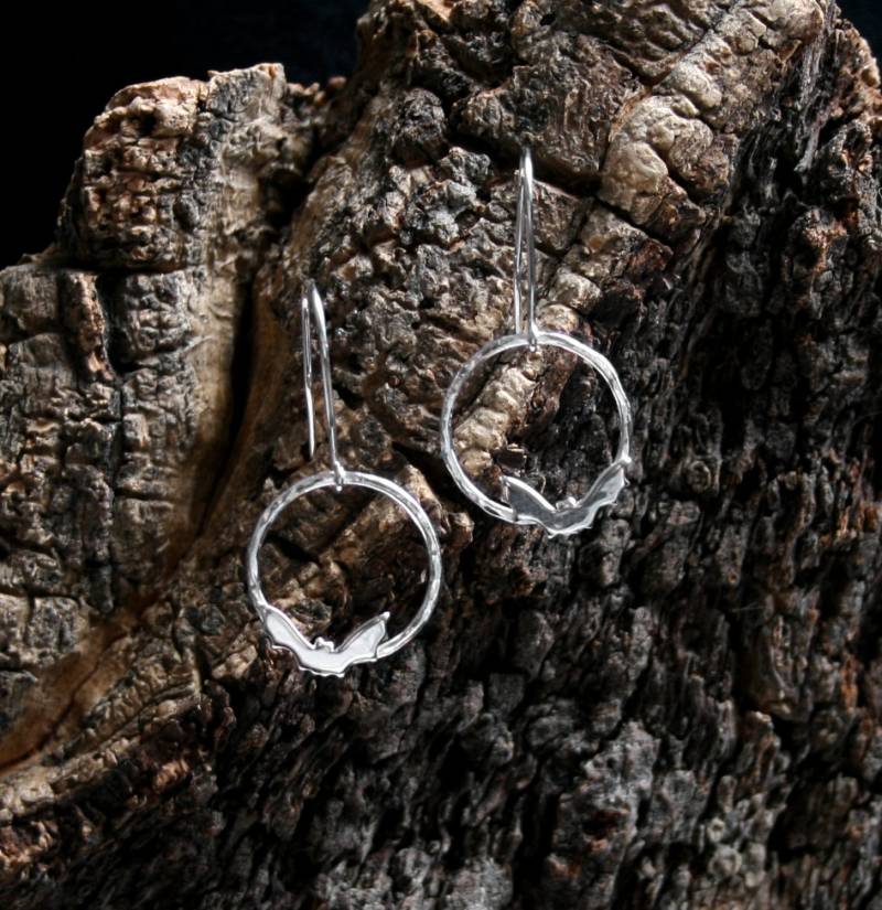 Kleine Fledermaus. Sterling Silber Ohrringe. "Forest Friends" Kollektion. Bat Und Moon Fliegende Fledermaus von StarlightAndShadows