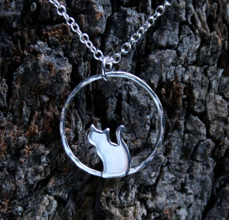 Kleine Katze Anhänger. Eco-Freundliche-sterling-Silber. "Forest Friends" Kollektion. Exklusives Design. Sitzende Katze. Verrückte Frau Anhänger von StarlightAndShadows