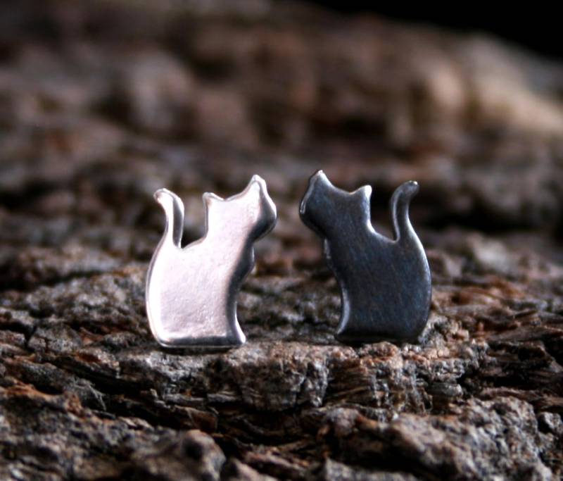 Kleine Katze. Sterling Silber Ohrstecker. Sammlung "Waldfreunde". Sitzende Schwarze Katzen. Natürliches Oder Schwarzes von StarlightAndShadows