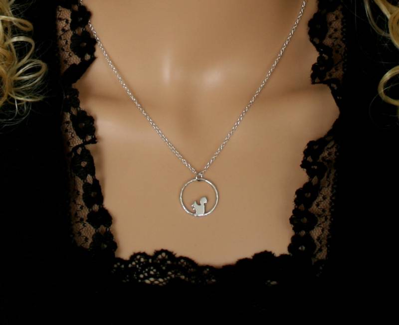 Kleiner Eichhörnchen Anhänger. Umweltfreundliches Sterling Silber. "Waldfreunde' Kollektion. Exklusives Design. Sitzende Eichhörnchen. Silbernes von StarlightAndShadows