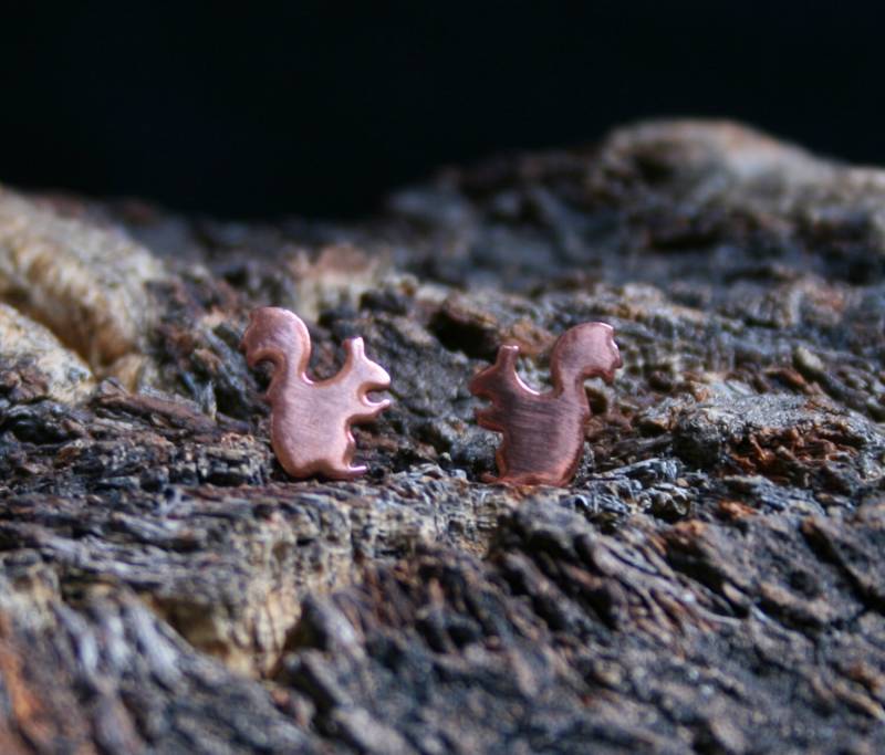 Kleines Eichhörnchen. Kupfer Und Sterling Silber Ohrstecker. "Forest Friends" Kollektion. Eichhörnchen Sitzend. Ohr Winzige Noppen von StarlightAndShadows