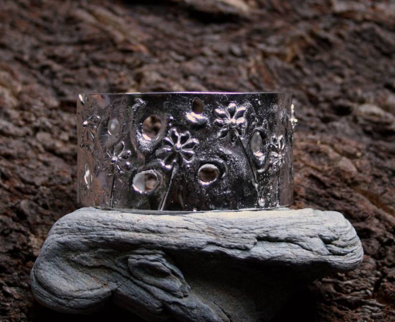 Manschette Armband. "Ma Petite Fleur - Memories Of Spring' Retikuliert Silber. One A Kind. Umweltfreundliche Recycling-Silber von StarlightAndShadows