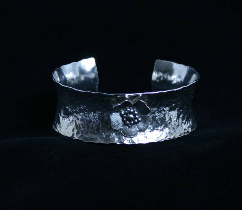 Mittlere Filigraner Manschette Armband. "Wilde Rose' Traditionell Handgefertigt Mit Gehammerte Finish Für Zusätzlichen Glanz. Voll Gekennzeichnet von StarlightAndShadows