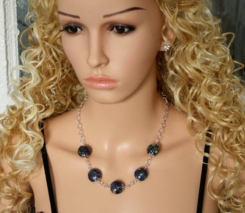 Ooak Traditionell Handgefertigten "Galaxy' Halskette. Handgefertigte Kette Mit Flameworked Perlen Voll Uk Gekennzeichnet Sterlingsilber. Mattes Lila von StarlightAndShadows