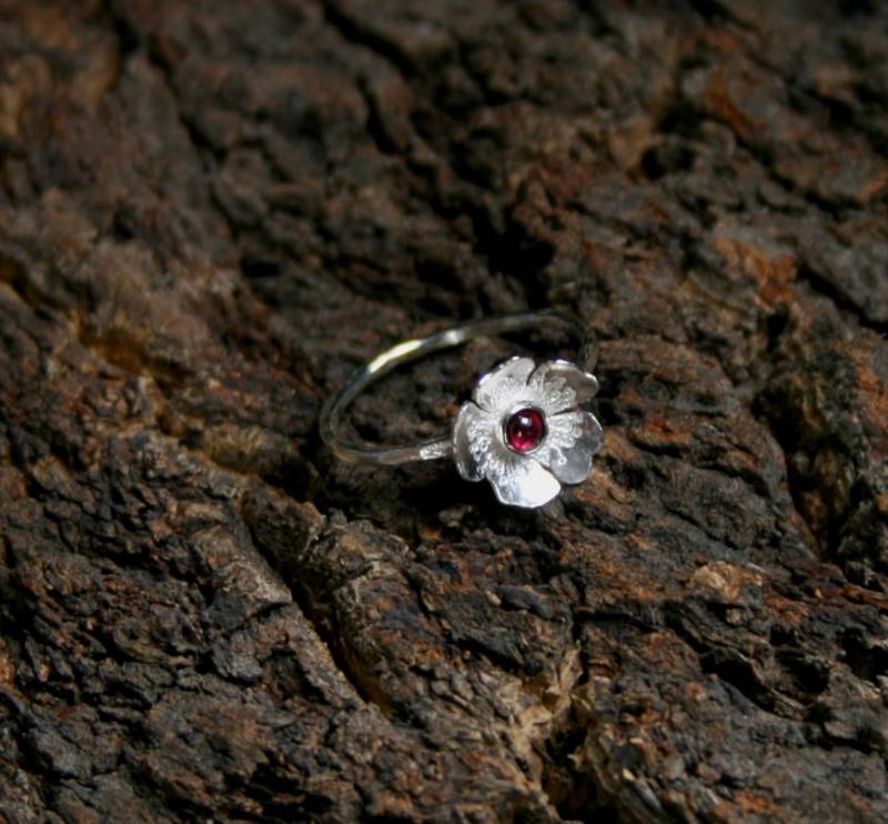 Rosa ~ Granat & Sterling Silber Statement/Stapelring. "Wildblumen Serie' Exklusives Design. Winzige Blume, Steinbock Januar Geburtsstein von StarlightAndShadows