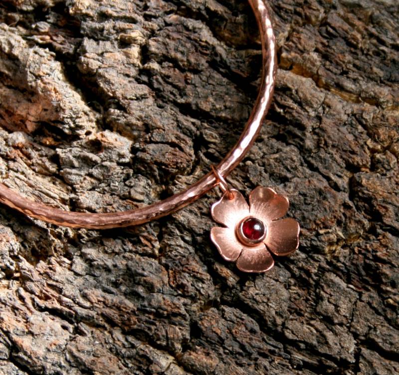 Rosa. Granat & Kupfer | Oder Messing Wild Rose Drop/Floater Armreif. "Wildblumen Serie' Exklusives Design. Steinbock Geburtsstein. Auf Bestellung von StarlightAndShadows