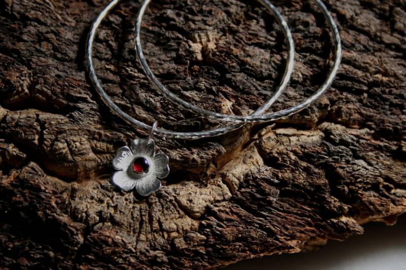 Rosa. Granat & Sterling Silber Wild Rose Drop/Floater Armreif. "Wildblumen Serie' Exklusives Design. Steinbock Geburtsstein. Auf Bestellung Gefertigt von StarlightAndShadows