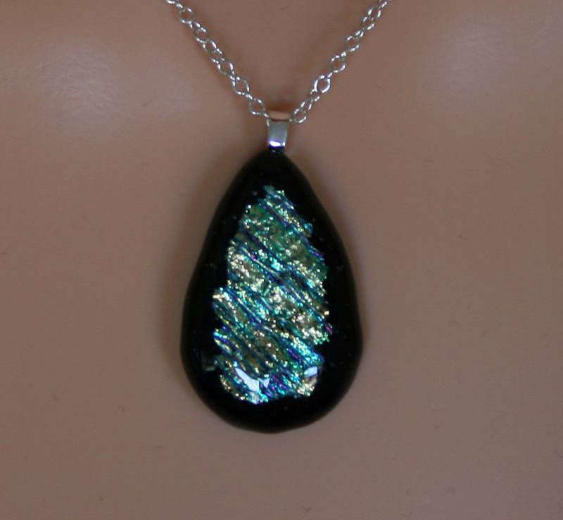 Schwarzer Regenbogen "Engelstränen' Anhänger ~ Verschmolzenes Glas & Sterling Silber Anhänger. Dichroic Set in Schwarz von StarlightAndShadows