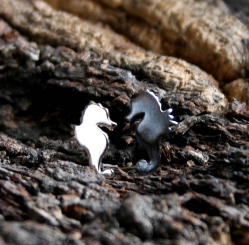 Seepferdchen. Sterling Silber Ohrstecker. "Oceans & Ice' Kollektion. Winzige Exklusives Design. Umweltfreundliches Natur - Oder Schwarzsilber von StarlightAndShadows