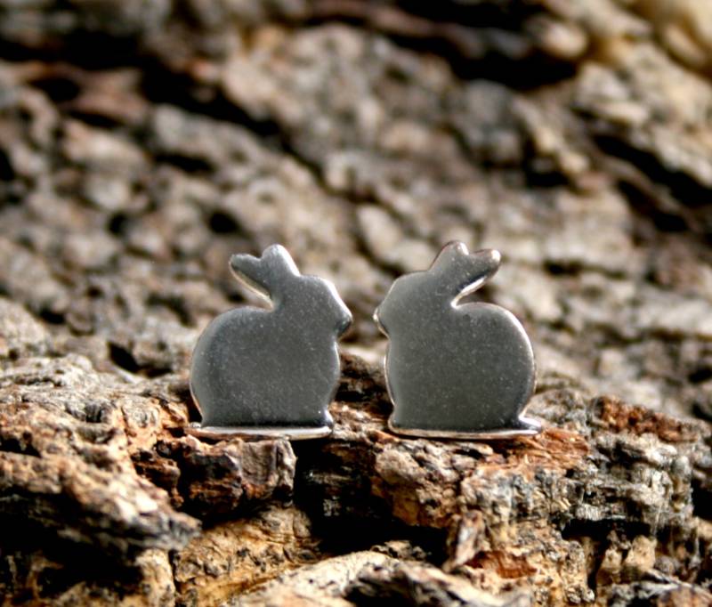 Sitzende Hase. Sterling Silber Ohrstecker. Sammlung "Waldfreunde". Exklusives Design. Umweltfreundliche Natürliche Oder Schwarze Kaninchen von StarlightAndShadows