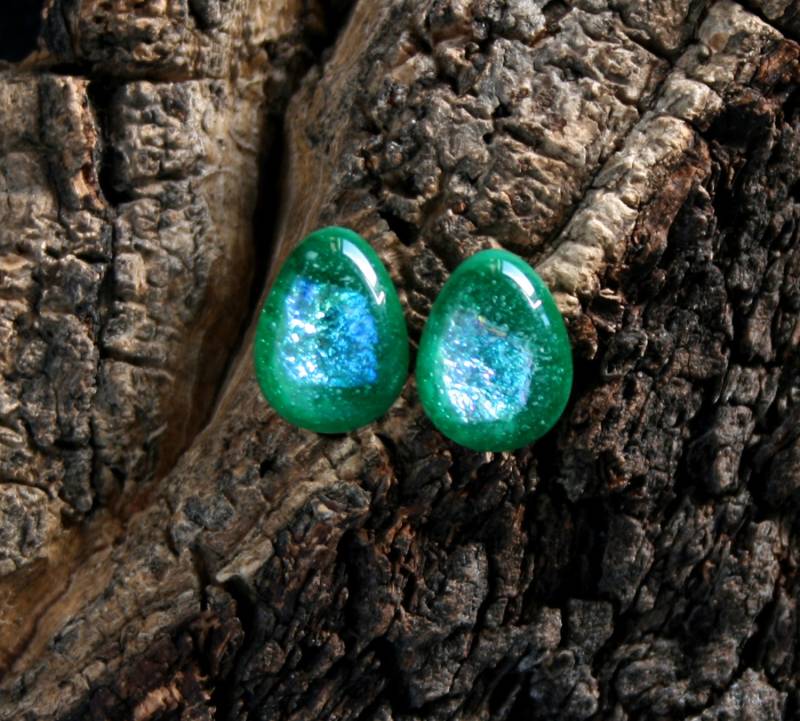 Smaragd Regenbogen "Angel's Tears' Ohrstecker. Geschmolzene Glas & Sterling Silber. Irisierende Glitzernden Pastell Dichroic Set Grün von StarlightAndShadows