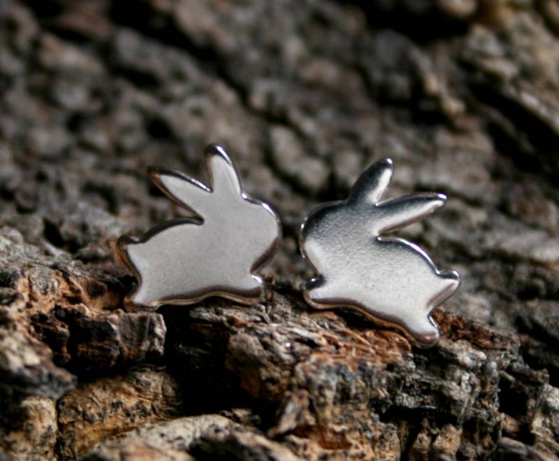 Springender Hase. Sterling Silber Ohrstecker. Sammlung "Waldfreunde". Exklusives Design. Umweltfreundliche, Natürliche Oder Schwarze Silberhasen von StarlightAndShadows