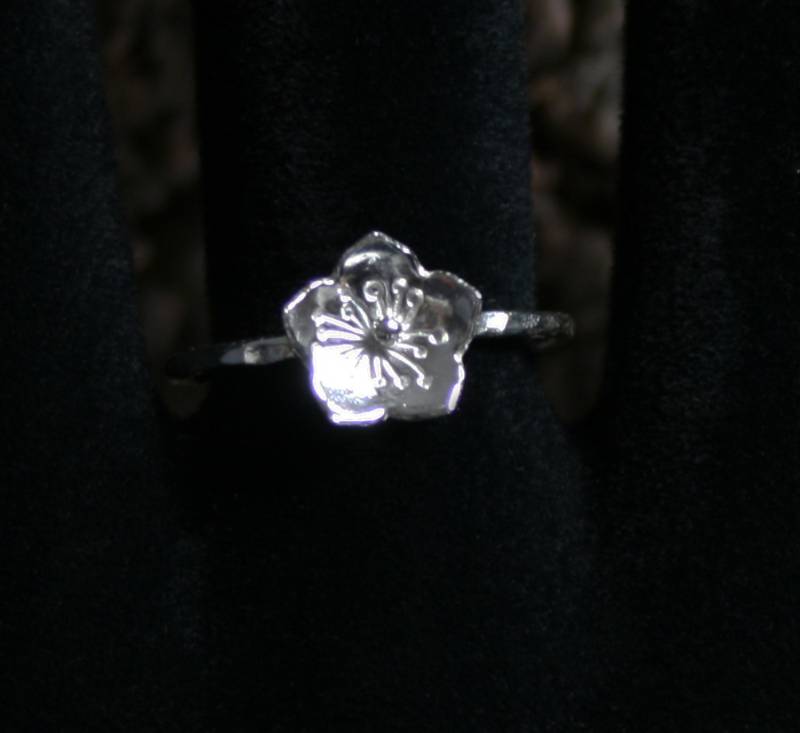 Stellata ~ Sterlingsilber-Anweisung/Stapeln Ring. Exklusives Design. Öko-Silber. Kleine Blume. Einfache Floral Silberring von StarlightAndShadows