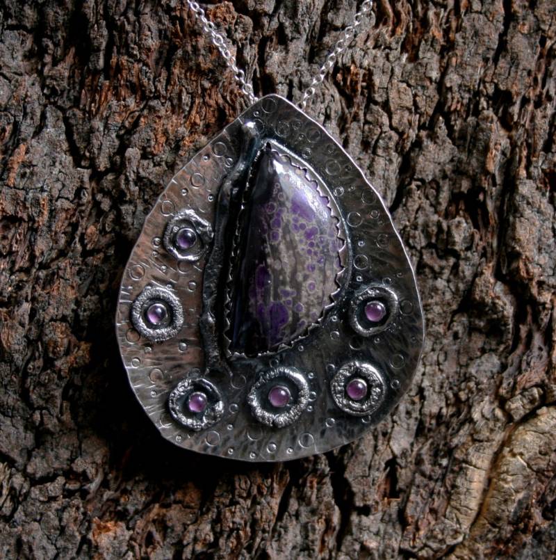 Sugilith & Amethyst Anhänger. "Mollusca'. Ein Voll Uk Gekennzeichnet, Umweltfreundlich, Sterling Silber Purpur, Silber-Grau Und Schwarz von StarlightAndShadows