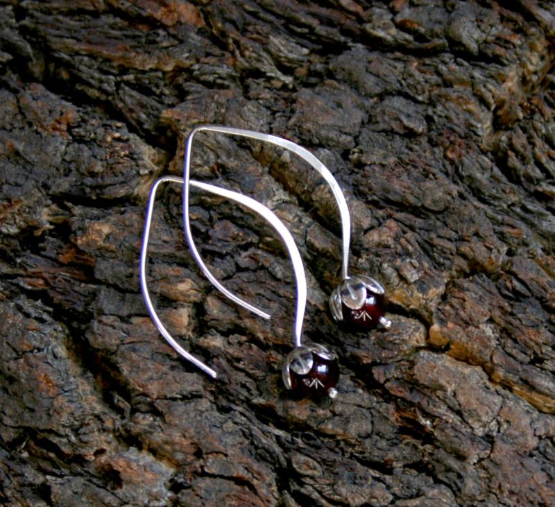 Tautropfen. Sterling Silber Und Granat Florale Tropfen Ohrringe. Exklusives Design. Blumentropfen. Steinbock. Wählen Sie Natürliches Oder von StarlightAndShadows