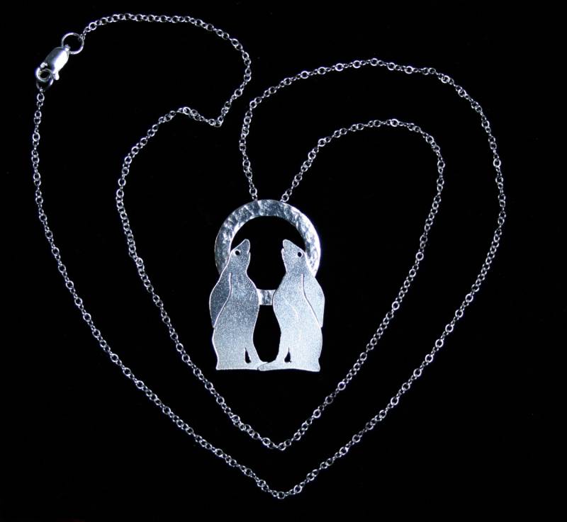 Traditionell Handgefertigte "Moongazing Hare' Anhänger. Ein Paar Moongazing Hasen Gegen Vollmond Festgelegt. Voll Gekennzeichnet Uk Sterling Silber von StarlightAndShadows