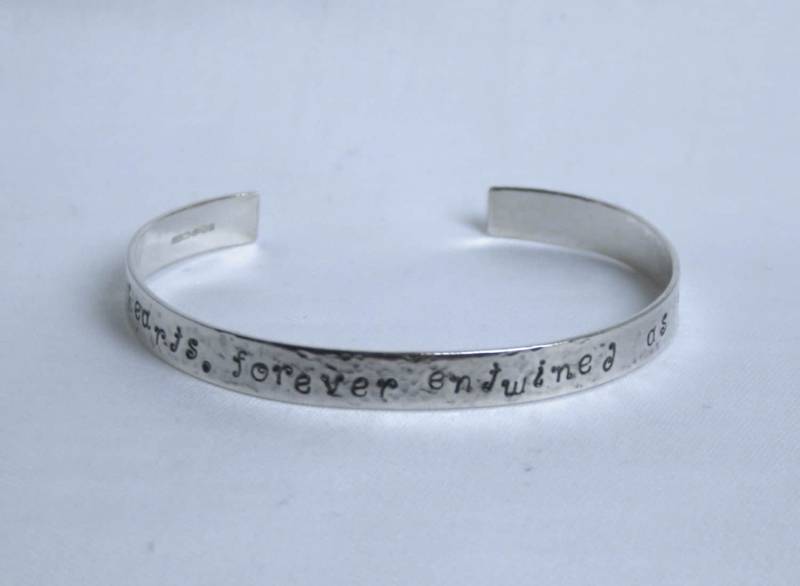 Traditionell Hergestellt Hand Manschette Armband. "Zwei Herzen Für Immer Verschlungen Als Einer" Hammered Fertig Stellen Mit Worten Und Voll Uk Traditionell Hergestellt Hand Manschette Armband. "Zwei Herzen Für Immer Verschlungen Als Einer" Hammered Fertig Stellen Mit Worten Und Voll Uk von StarlightAndShadows