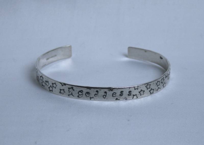 Traditionell Von Hand Gefertigt Armreif. "Göttin' Gehämmert Finish Mit Worten Und Sternen. Voll Punziert Uk Silber von StarlightAndShadows