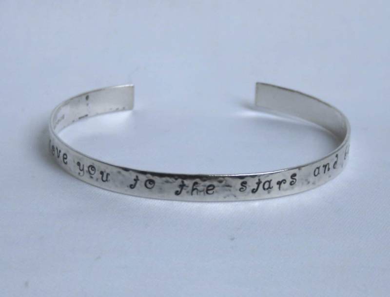 Traditionell Von Hand Gefertigt Armreif. "Ich Liebe Dich Zu Den Sternen Und Zurück' Gehämmert Finish Mit Worten Sternen. Voll Punziert Uk Silber von StarlightAndShadows