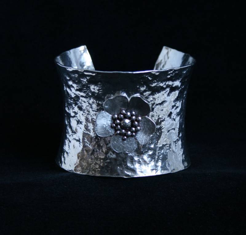 Weit Filigraner Manschette Armband. "Wilde Rose' Traditionell Handgefertigt Mit Gehammerte Finish Für Zusätzlichen Glanz. Voll Gekennzeichnet Uk von StarlightAndShadows