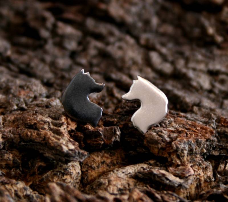 Wolfskopf. Sterling Silber Ohrstecker. Sammlung "Waldfreunde". Exklusives Design. Winzige Wölfe. Umweltfreundlich. Natürliches Oder Schwarzes von StarlightAndShadows
