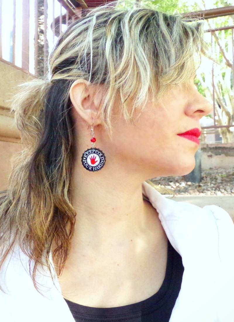 Linke Hand Brauen Recycelte Flaschenkappe Ohrringe von StarlightReclaim