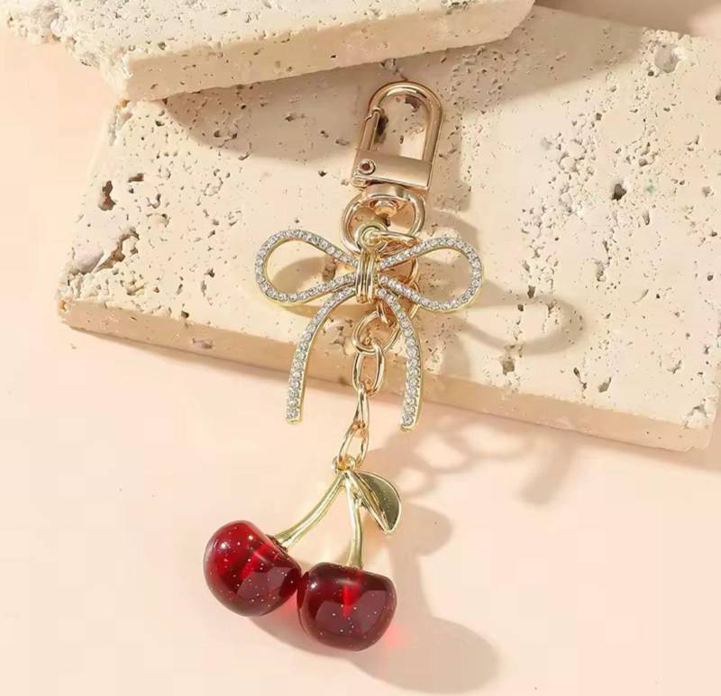 Red Cherry Schlüsselanhänger Gold Schleife Taschenanhänger - Kawaii Accessoire Red Cherry Schlüsselanhänger Gold Schleife Taschenanhänger - Kawaii Accessoire von StarlightsCharms