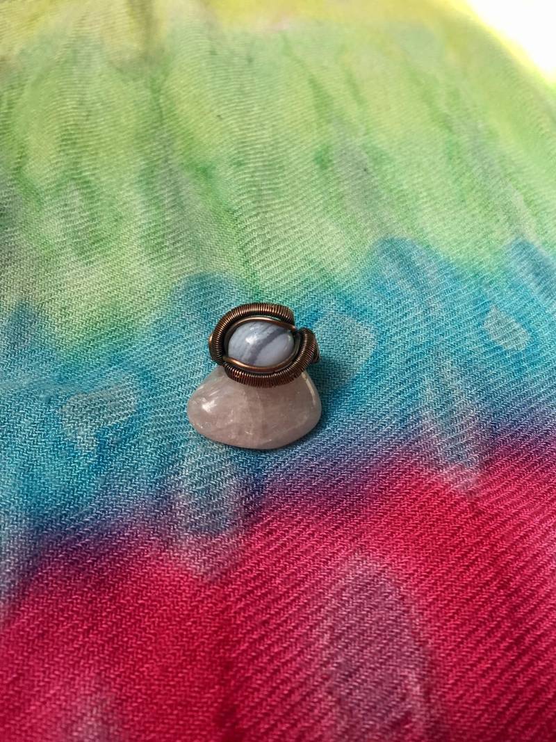 Blauer Spitzen Achat-Drahtwickelring Blauer Spitzen Achat-Drahtwickelring von StarlingSkyDesigns
