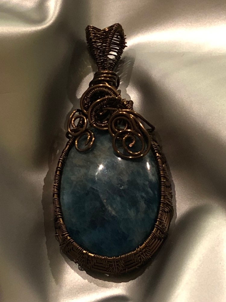 Apatit Gewickelt in Nicht Tarnish Vintage Bronze Draht von StarlitDreamArtistry
