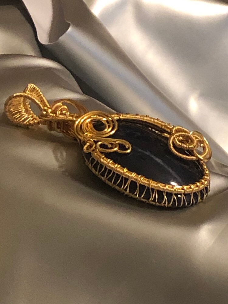 Blauer Achat Eingewickelt in Nicht-Tarnish Silber Vergoldet Gold Emailliert Draht von StarlitDreamArtistry