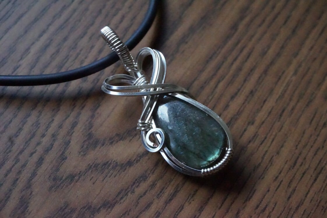 Mini Labradorit Anhänger Gewickelt in Nicht Tarnish Silber Vergoldet Draht von StarlitDreamArtistry