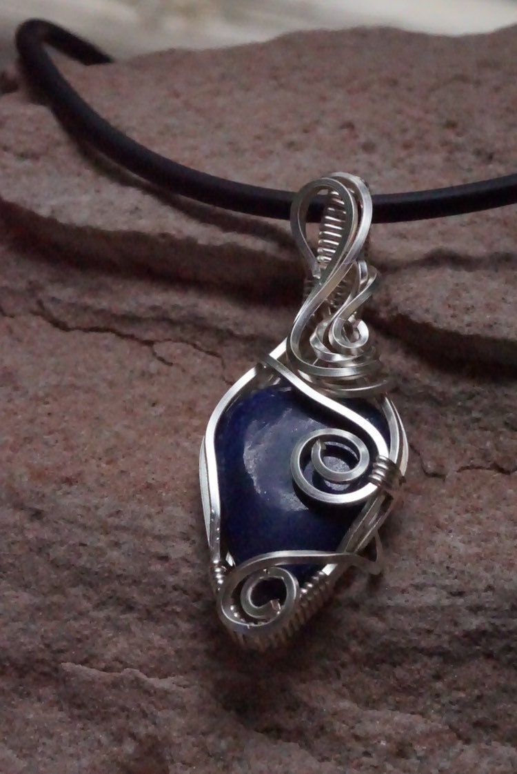 Mini Sodalit Pendanr Gewickelt in Nicht Tarnish Silber Vergoldet Draht von StarlitDreamArtistry