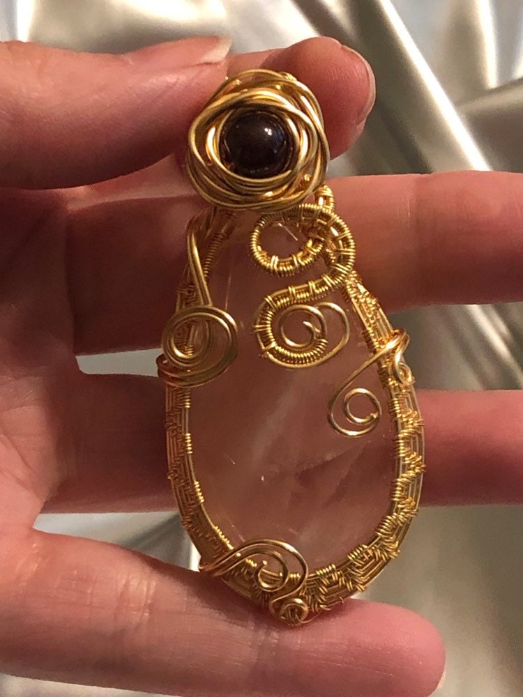 Rosenquarz Verpackt in Nicht-Tarnish Gold Emailliert Draht Mit Granat Akzent Perle Rosenquarz Verpackt in Nicht-Tarnish Gold Emailliert Draht Mit Granat Akzent Perle von StarlitDreamArtistry