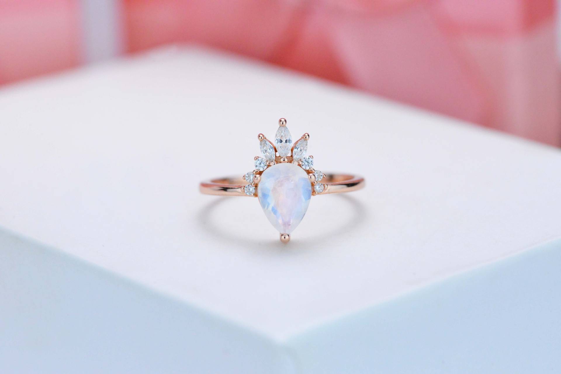 2 Karat Pear Cut Mondstein Ring. Rosé Vergoldeter Silber Zierlich Natürlicher Echter Ring 2 Karat Pear Cut Mondstein Ring. Rosé Vergoldeter Silber Zierlich Natürlicher Echter Ring von StarnightMoissanite